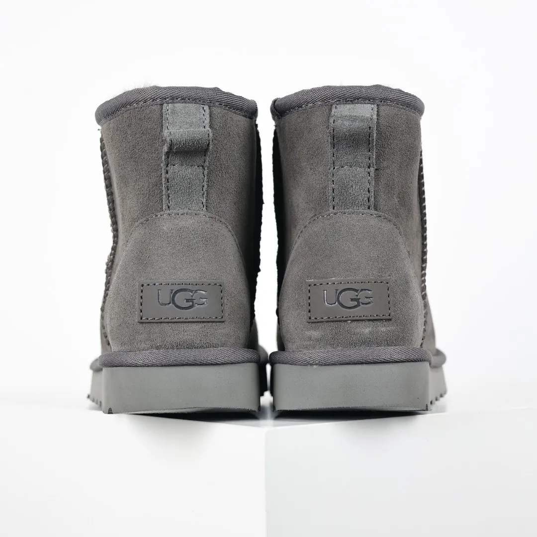 Pick up locally 💰520, core recommendation, good price, UGG Classic Mini mid-tube series, Xiaohongshu hot model, Henan Longfeng leather production, sheepskin and wool integration, top quality in the market, 2-3 cm cashmere insole, keeping warm in winter, suitable for home use. In the new year, uug launched a style series, which is partially biased towards the preferences of young consumers, and has also been at the forefront of fashion trends. Shoe body material, water-repellent coated suede upper 17mm UGGPURE™ implanted wool insole Lightweight non-slip comfortable rubber outsole With brand LOGO Trademark Comes with full packaging Size: 35 36 37 38 39 40